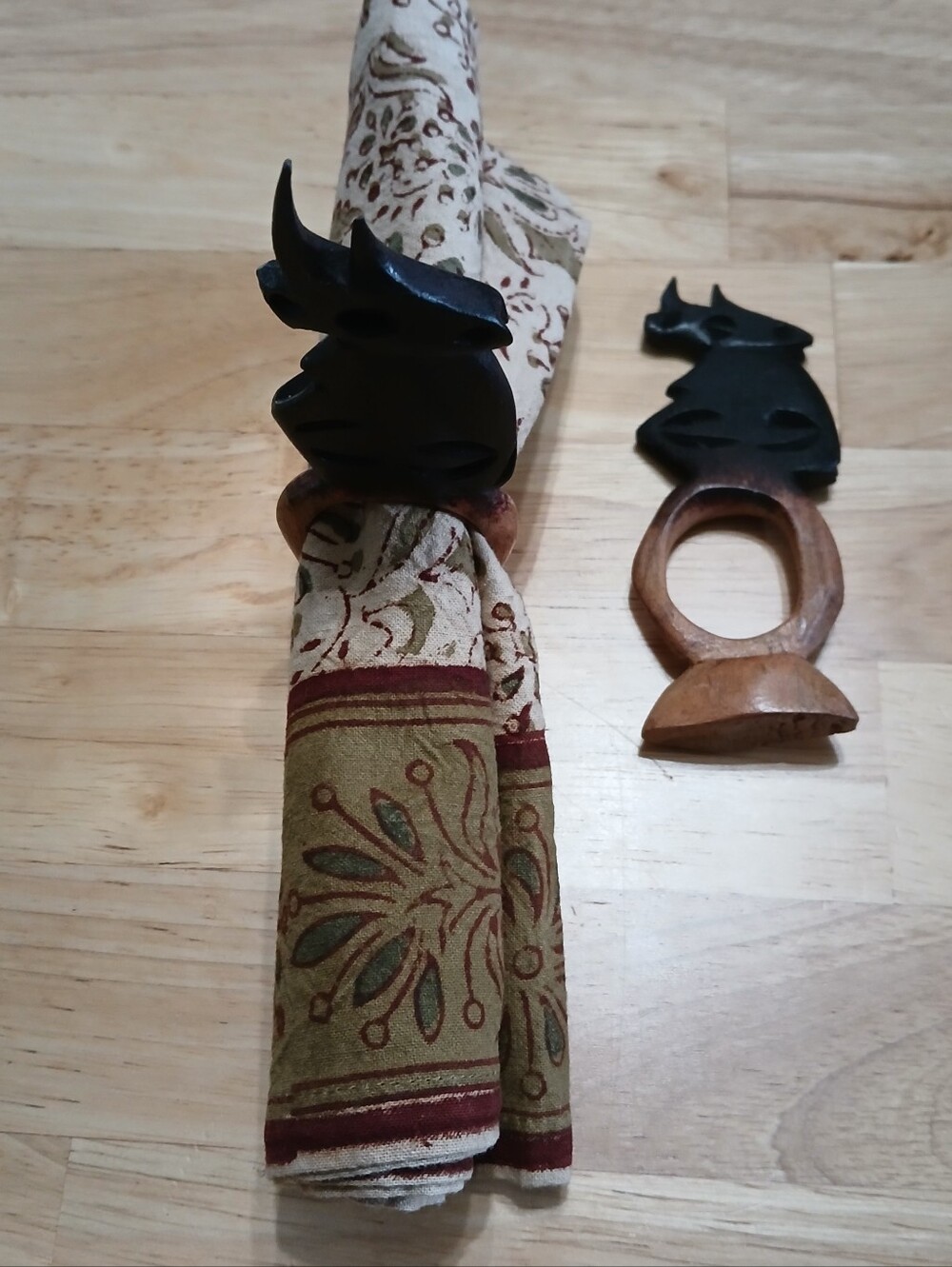 Set Of 4 Vintage 80's Hand Carved Napkin Rings Wood Polished Artisan Animals